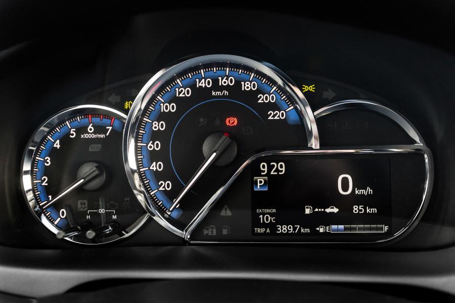 Панель приборов Toyota Yaris XLS Hatchback 2018 года  (LA) (фото 10 из 30)